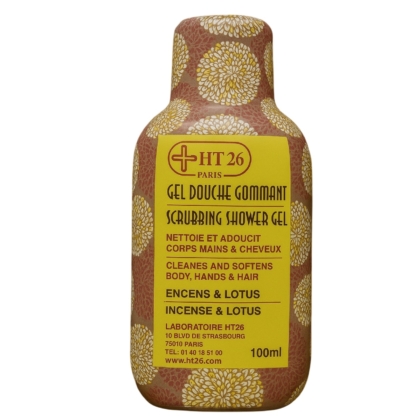 Ht26 Gel Douche Gommant 100ml se présente dans un flacon au design floral jaune sur fond marron, offrant un parfum d'encens et de lotus. Il nettoie et adoucit efficacement le corps, les mains et les cheveux. Dakar