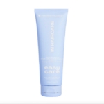 Un tube bleu clair de In HairCare Après-Shampoing Easy Care Hydrate et Démêle Instantanément (250ml) se tient debout sur un fond blanc, avec un texte blanc sur le devant. Dakar