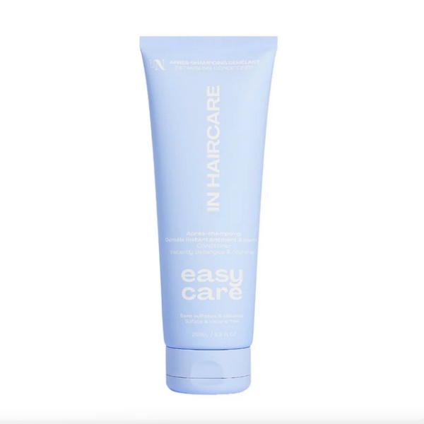 Un tube bleu clair de In HairCare Après-Shampoing Easy Care Hydrate et Démêle Instantanément (250ml) se tient debout sur un fond blanc, avec un texte blanc sur le devant. Dakar