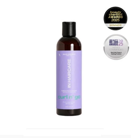 Un flacon de In HairCare Gelée Boucles 250ml avec une étiquette violette est centré, avec deux badges "beauty shortlist award" pour 2025 dans le coin supérieur droit. Dakar