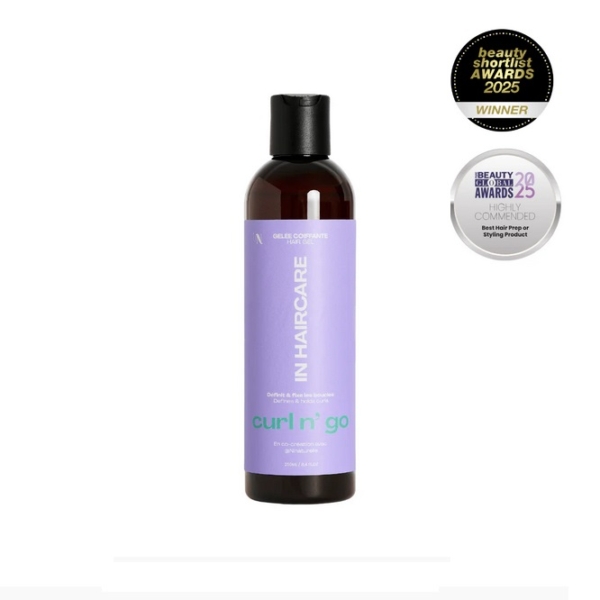 Un flacon de In HairCare Gelée Boucles 250ml avec une étiquette violette est centré, avec deux badges "beauty shortlist award" pour 2025 dans le coin supérieur droit. Dakar