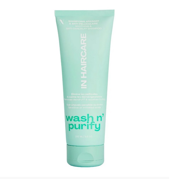 Un tube turquoise de In HairCare Shampoing apaisant Wash n' Purify Purifie et Rééquilibre 250ml avec un texte blanc et vert, debout sur un fond blanc. Dakar