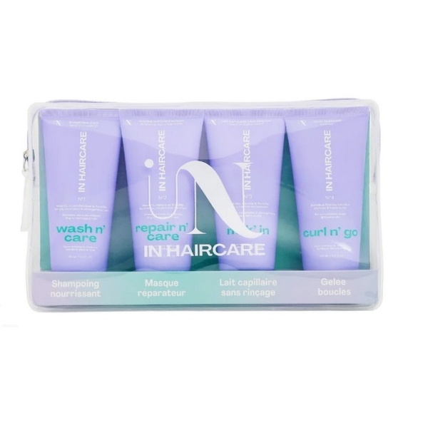 La Trousse In HairCare Travel N Go 4 Essentiels Format Voyage 100ml est une pochette transparente à fermeture éclair contenant quatre produits IN HAIRCARE violets : wash n' care, repair n' care, leave-in care, et curl n' go avec un texte blanc et vert menthe. Dakar