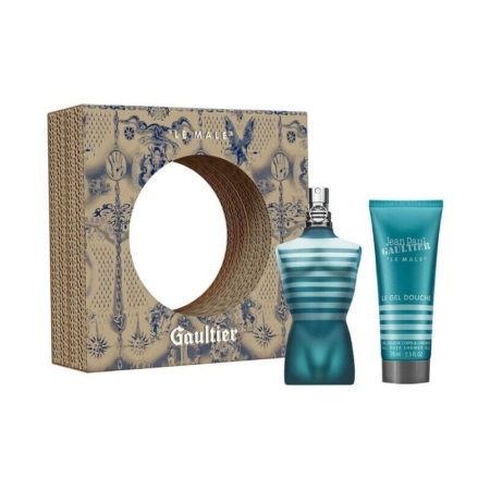 Le coffret Le Male de Jean Paul Gaultier comprend une eau de toilette de 75 ml dans un flacon en forme de torse sarcelle et argent, un gel douche assorti de 75 ml, et est présenté dans un coffret décoratif à motifs bleus et beiges avec une découpe circulaire. Dakar