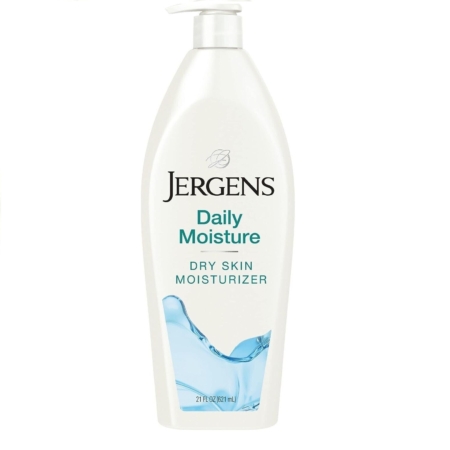 Le Lait Corporel Daily Moisture 621ml de Jergens est présenté dans un flacon blanc avec un bouchon à pompe, un texte bleu et un graphique représentant une éclaboussure d'eau - idéal pour hydrater les peaux sèches. Dakar