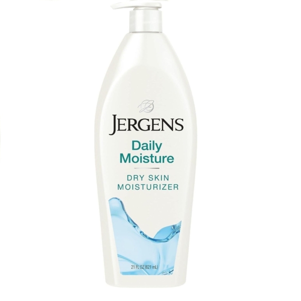 Le Lait Corporel Daily Moisture 621ml de Jergens est présenté dans un flacon blanc avec un bouchon à pompe, un texte bleu et un graphique représentant une éclaboussure d'eau - idéal pour hydrater les peaux sèches. Dakar