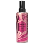 Une bouteille rose de 200 ml de La Rive Sparkling Rose Brume Corporelle à la Rose Pétillante est munie d'un bouchon vaporisateur noir et de motifs de feuilles roses sur l'étiquette. Dakar