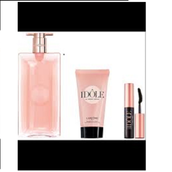 Le Coffret Parfum Idôle pour Femme de Lancôme est composé d'un flacon de parfum rose, d'un tube de crème rose assorti et d'un tube de mascara noir et rose, le tout élégamment disposé sur un fond blanc. Dakar