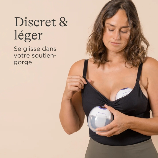 Une femme vêtue d'un débardeur noir insère le Tire Lait Portable Mains Libres de Lansinoh (1 pièce) dans son soutien-gorge. Le texte en français sur l'image se lit comme suit : "Discret & léger. Se glisse dans votre soutien-gorge. Dakar