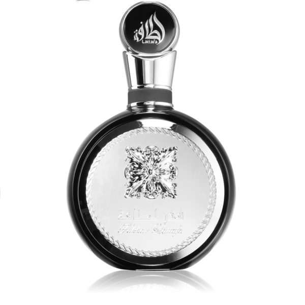 Le flacon rond argenté et noir de Lattafa Fakhar Lattafa Men Eau de Parfum pour Homme 100ml présente des détails ornés sur le devant, des caractères arabes, et un bouchon noir avec un emblème argenté et le nom de la marque. Dakar