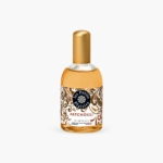 Les Petits Plaisirs Eau de Toilette Patchouli 110 ml présente un élégant bouchon doré, des tourbillons dorés et blancs sur l'étiquette, et un liquide ambré à l'intérieur, soulignant la sophistication de ce parfum. Dakar