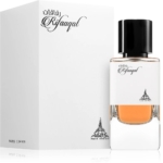 Paris Corner Eau de Parfum Rifaaqat 85ml, dans un flacon élégant avec un bouchon noir à côté de sa boîte blanche, affiche un texte et un logo noirs élégants. La riche teinte ambrée du parfum rehausse son aspect sophistiqué. Dakar