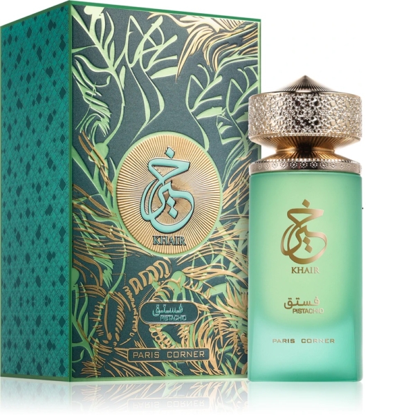 Une boîte décorative verte et un flacon assorti en verre dépoli avec des accents dorés, tous deux étiquetés "Paris Corner Khair Pistachio Eau de Parfum 100ml", présentent une calligraphie arabe et d'élégants motifs de feuilles. Dakar