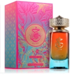 Un flacon de Paris Corner Oriental Collection Khair Confection 100ml Eau de Parfum, avec un bouchon orné d'or et un verre dégradé, est présenté à côté de son coffret rose et bleu vibrant décoré de lettres d'or et de motifs de feuilles tropicales. Dakar