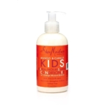Un flacon de 236 ml de SHEA Moisture Kids Après Shampoing Mangue & Carotte avec une pompe et une étiquette orange, conçu pour hydrater et renforcer les cheveux secs et délicats. Dakar