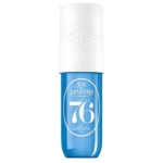Le Sol de Janeiro Brazilian Crush Cheirosa76 90ml se présente dans un flacon bleu avec un bouchon blanc et un élégant texte décoratif blanc sur le devant. Dakar