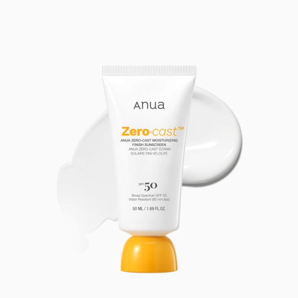 Un tube blanc de crème solaire Anua Zero-cast Moisturizing Finish SPF 50 avec un bouchon orange est représenté à la verticale, avec une trace de crème solaire blanche à l'arrière-plan. Le tube contient 50 ml (1.69 fl. oz.). Dakar
