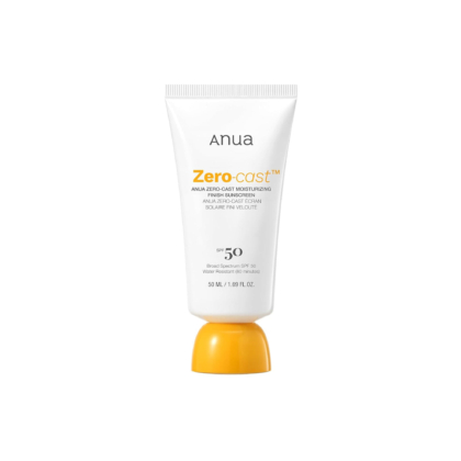 Un tube blanc d'Anua Zero-cast Moisturizing Finish Sunscreen SPF 50 est posé à la verticale sur son bouchon jaune, sur un fond blanc uni. Le texte sur le tube est en noir et orange. Dakar