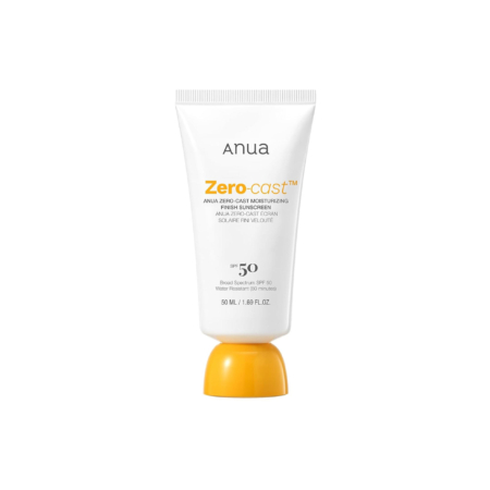 Un tube blanc d'Anua Zero-cast Moisturizing Finish Sunscreen SPF 50 est posé à la verticale sur son bouchon jaune, sur un fond blanc uni. Le texte sur le tube est en noir et orange. Dakar