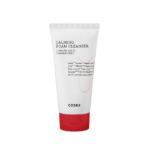 Un tube blanc de Cosrx Ac 2.0 Nettoyant Moussant Apaisant 50 ml avec un bouchon rouge se détache sur un fond blanc uni. L'étiquette met en évidence les ingrédients clés, notamment l'acide salicylique et la Centella AC-RX. Dakar