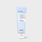 Un tube bleu clair de Cosrx Crème Solaire Spf50 Invisible Ultra Légère 50 ml se tient debout sur un fond gris clair uni. Dakar