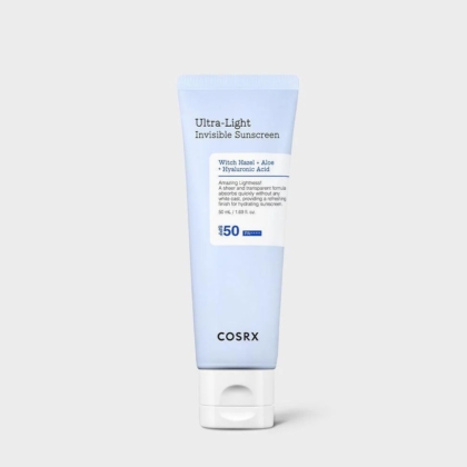 Un tube bleu clair de Cosrx Crème Solaire Spf50 Invisible Ultra Légère 50 ml se tient debout sur un fond gris clair uni. Dakar