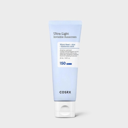 Un tube bleu clair de Cosrx Crème Solaire Spf50 Invisible Ultra Légère 50 ml se tient debout sur un fond gris clair uni. Dakar