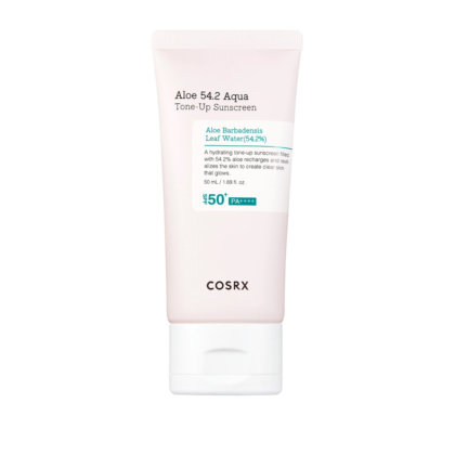 Un tube blanc de Cosrx Crème Teinté Solaire Tonifiante et Apaisante Aloe 54.2 Aqua 50 ml avec un texte vert et gris et un bouchon flip-top se tient debout sur un fond blanc. Dakar