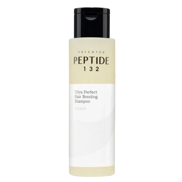 Un flacon de shampooing breveté Peptide 132 Ultra Perfect Hair Bonding Shampoo de COSRX, avec un bouchon noir et une étiquette minimaliste blanche et beige avec de subtiles lignes ondulées. Dakar