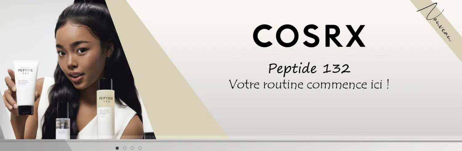 Une femme tient des produits de soin COSRX de la ligne Peptide 132. Le texte est le suivant : "COSRX Peptide 132 Votre routine commence ici !" sur un fond beige et blanc, avec "Univers Cosmetix" et "Nouveau" dans le coin. Dakar