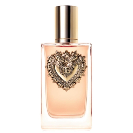 Dolce & Gabbana Ladies Devotion Eau Parfum Intense Spray 50 ml est un flacon de parfum rectangulaire avec un liquide rose clair, un bouchon doré et un emblème en forme de cœur doré orné de "D&G" sur le devant. Dakar
