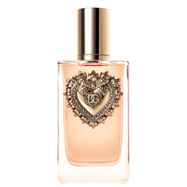 Dolce & Gabbana Ladies Devotion Eau Parfum Intense Spray 50 ml est un flacon de parfum rectangulaire avec un liquide rose clair, un bouchon doré et un emblème en forme de cœur doré orné de "D&G" sur le devant. Dakar