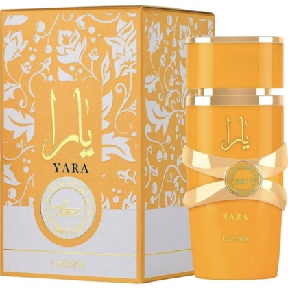 Une boîte à parfum orange vif avec des motifs floraux dorés et des écritures arabes à côté d'un flacon orange assorti étiqueté "YARA" par Lattafa. Le flacon est orné d'accents dorés et d'une bande décorative dorée. Dakar