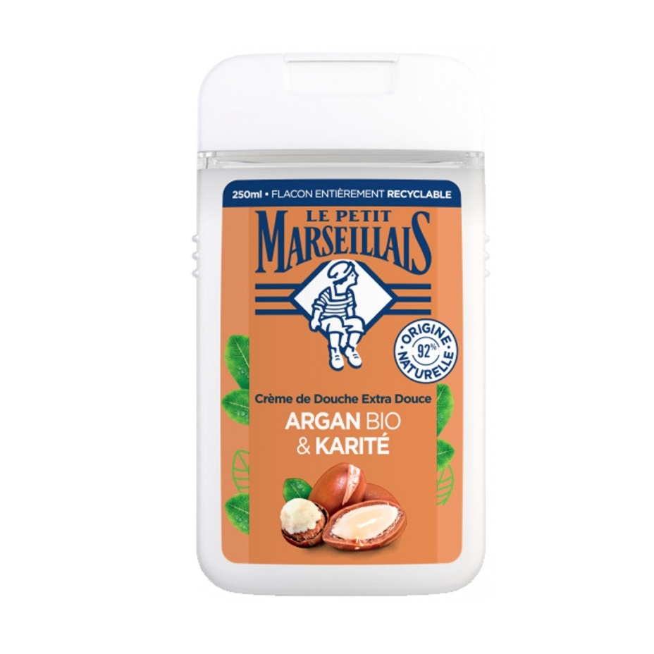 Flacon de 250 ml de la crème de douche Le Petit Marseillais, contenant de l'huile d'argan et du beurre de karité, avec une étiquette orange et des images de noix d'argan et de karité sur le devant. Le flacon est blanc avec un bouchon à charnière. Dakar