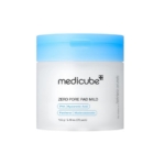 Un pot blanc de Medicube Zero Pore Pad Doux Exfolie et Clarifie 70 pièces avec un couvercle bleu affiche des informations sur le produit et des ingrédients comme le PHA, l'acide hyaluronique, le panthénol et le madécassoside sur l'étiquette frontale. Dakar