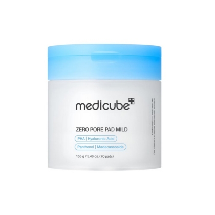 Un pot blanc de Medicube Zero Pore Pad Doux Exfolie et Clarifie 70 pièces avec un couvercle bleu affiche des informations sur le produit et des ingrédients comme le PHA, l'acide hyaluronique, le panthénol et le madécassoside sur l'étiquette frontale. Dakar