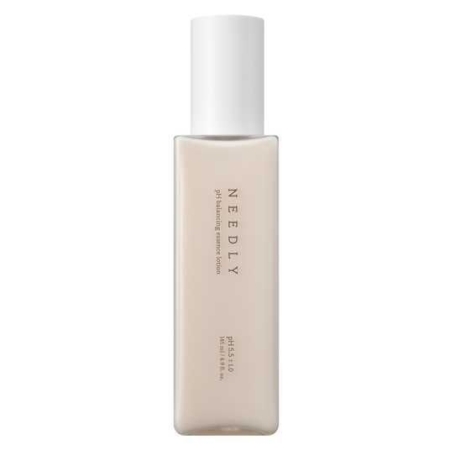 Un flacon rectangulaire beige avec un bouchon blanc portant l'inscription "NEEDLY pH Balancing Toner Lotion" en texte vertical. Le design minimaliste présente des lignes épurées et des couleurs douces. Dakar