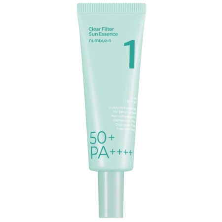 Un tube sarcelle clair étiqueté "Numbuzin No.1 Clear Filter Sun Essence SPF50+ PA++++", conçu pour les peaux sensibles, comporte un texte blanc et bleu clair et un bouchon à vis en bas. Dakar