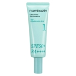 Un tube bleu clair de Numbuzin No.1 Clear Filter Sun Essence Légère Spf50 à Base de Niacinamide Peau Grasse 50 ml, étiqueté "1", avec SPF50+ PA++++, contient du Cica et de l'Acide Hyaluronique pour la protection solaire. Dakar