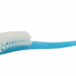 Une brosse à vaisselle bleue avec des poils blancs, représentée sur un fond blanc uni. Dakar