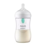 Un biberon transparent Philips Avent rempli de lait, avec un bouchon blanc et une tétine en silicone, avec un évent turquoise à l'intérieur du biberon pour l'anti-colique. Dakar