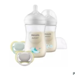 Deux biberons Philips Avent remplis de lait, chacun muni d'un bouchon blanc et décoré de motifs d'animaux bleus, sont présentés avec deux tétines, l'une bleue et jaune et l'autre blanche et verte. Dakar