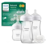 Trois biberons en verre Philips Avent avec des couvercles blancs et une tétine blanche sont placés devant le coffret cadeau Philips Avent Natural Response Coffret Cadeau Bébé SCD837/11, qui présente les caractéristiques des biberons. Dakar