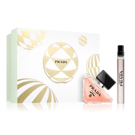 Le Coffret Paradoxe Noël Eau De Parfum Femme de Prada comprend un flacon de parfum rose de 50 ml avec un bouchon noir, un vaporisateur de voyage de 10 ml, et est présenté dans un coffret au design géométrique blanc et or. Dakar