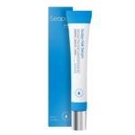 Un tube bleu et blanc étiqueté "Scalpy Hair Serum" se trouve devant sa boîte assortie au design bleu et blanc. Le tube contient 20 ml (0,67 fl. oz.) et est destiné au soin du cuir chevelu et des cheveux. Dakar