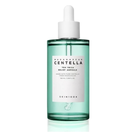 Flacon vert transparent de Skin1004 Madagascar Centella Tea Trica Ampoule Sérum Anti Imperfections 100ml, avec un bouchon compte-gouttes blanc et une étiquette frontale blanche. Dakar