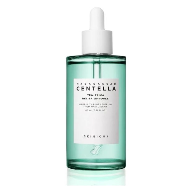 Flacon vert transparent de Skin1004 Madagascar Centella Tea Trica Ampoule Sérum Anti Imperfections 100ml, avec un bouchon compte-gouttes blanc et une étiquette frontale blanche. Dakar