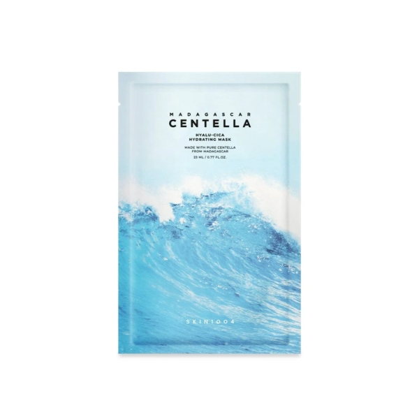 Un emballage rectangulaire de masque en feuille avec des motifs de vagues océaniques bleues, étiqueté "Skin1004 Masque hydratant Hyalu Cica Répare et Hydrate 1 Pièce". Découvrez ce masque hydratant et réparateur pour une peau fraîche et apaisée. Dakar