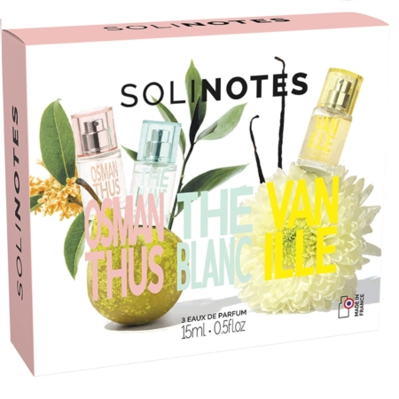 Le Coffret Découverte Osmanthus Thé Blanc Vanille de Solinotes comprend trois parfums de 15 ml dans un coffret essentiellement blanc avec des accents pastel et un texte en gras, sur des fonds floraux et fruités pour une ambiance fraîche et invitante. Dakar