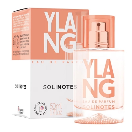 Un flacon transparent de Solinotes Eau De Parfum Ylang 50 ml pour Femme avec un coffret assorti, tous deux affichant des accents et un texte de couleur pêche. Le flacon de 50 ml est étiqueté "Made in France". Dakar
